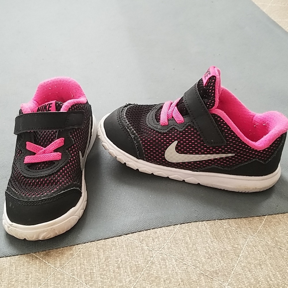 Girls nikes
